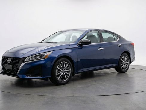 Used 2025 Nissan Altima 2.5 SV image 3