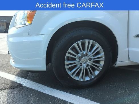 Used 2016 Chrysler Town & Country Touring-L FWD image 3
