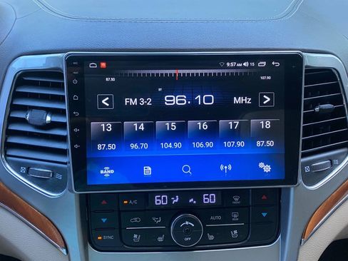 Used 2013 Jeep Grand Cherokee Overland AWD/4WD image 26