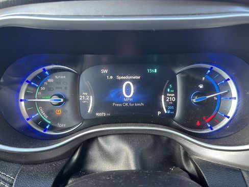 Used 2021 Chrysler Pacifica Touring-L image 16