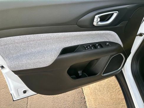 Used 2024 Jeep Compass Latitude image 10