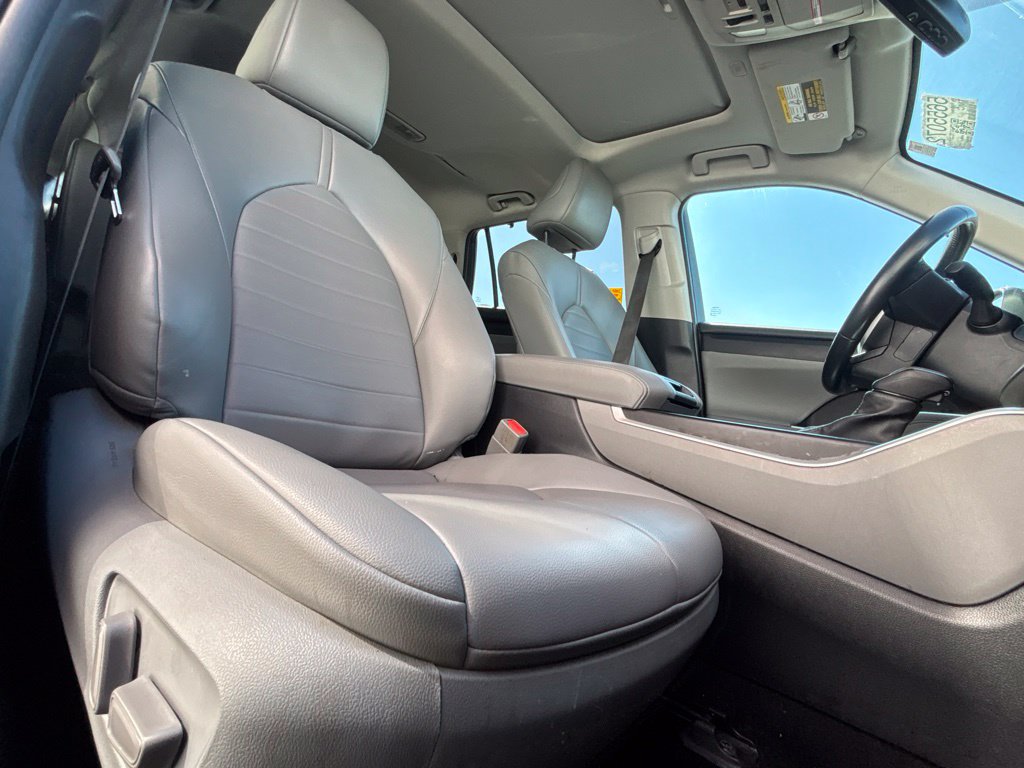 Used 2024 Toyota Highlander XLE AWD/4WD image 30