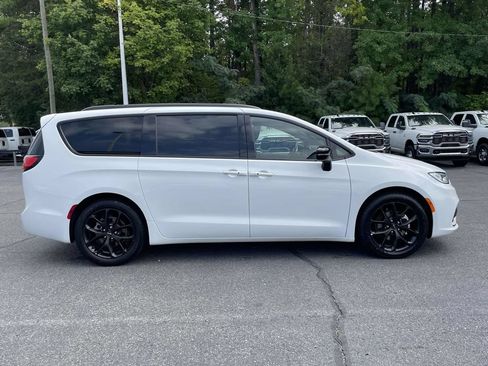 Certified 2025 Chrysler Pacifica Limited FWD image 10