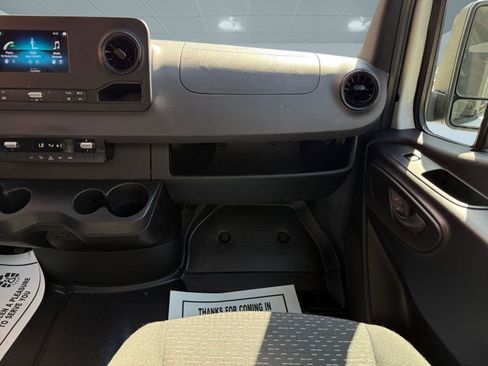 Used 2022 Mercedes-Benz Sprinter 2500 image 25