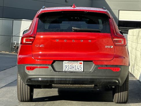 Used 2025 Volvo XC40 B5 Plus image 5