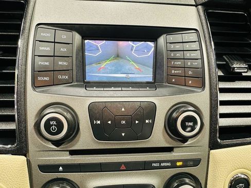 Used 2017 Ford Taurus SE FWD image 16