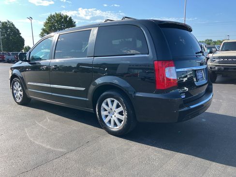 Used 2016 Chrysler Town & Country Touring FWD image 5