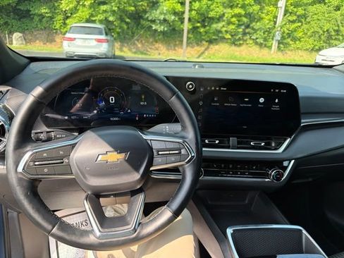 Used 2026 Chevrolet Equinox LT AWD/4WD image 13