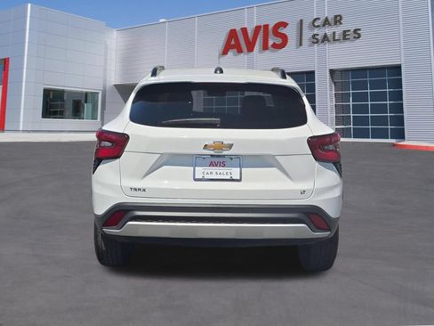 Used 2025 Chevrolet Trax LT w/ LT Convenience Package FWD image 7