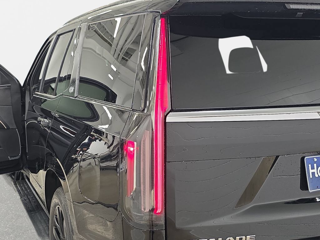Used 2022 Cadillac Escalade Premium Luxury w/ Performance Package AWD/4WD image 34