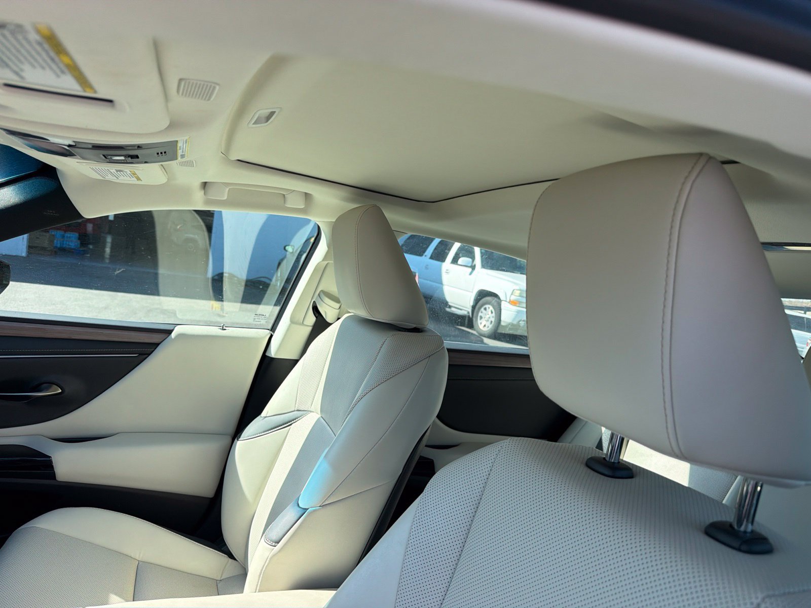 Used 2024 Lexus ES 300h w/ Premium Package FWD image 9