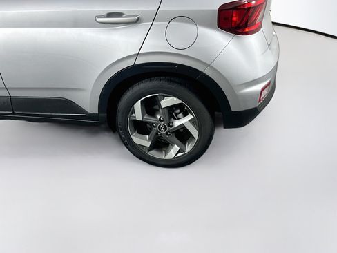 Used 2025 Hyundai Venue SEL FWD image 11