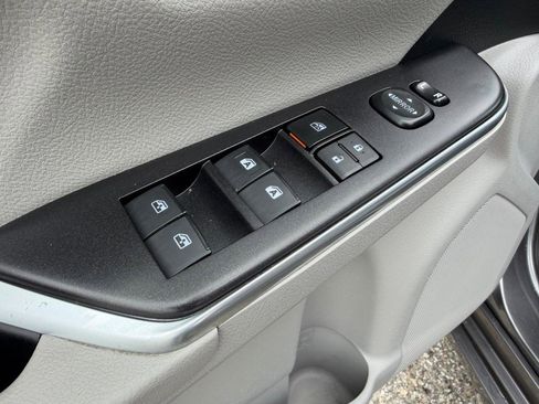 Used 2016 Toyota Camry image 31