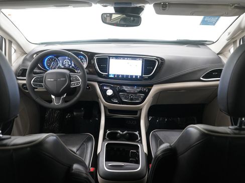 Used 2024 Chrysler Pacifica Limited image 15