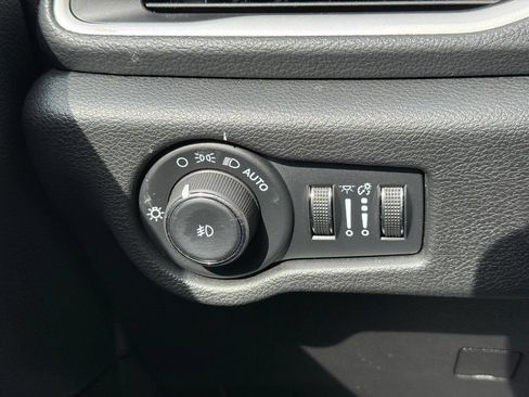 Used 2024 Chrysler Pacifica Limited FWD image 21