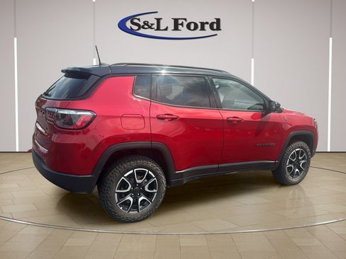 Used 2025 Jeep Compass Trailhawk AWD/4WD image 8