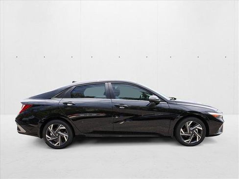 New 2025 Hyundai Elantra Limited image 4