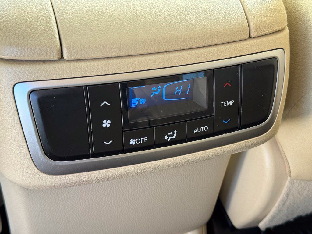 Used 2019 Toyota Highlander Limited FWD image 27