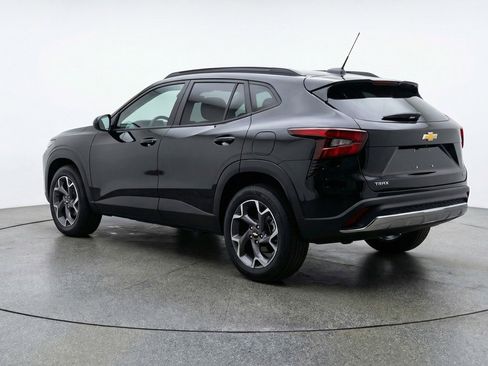 Used 2025 Chevrolet Trax LT w/ LT Convenience Package image 6