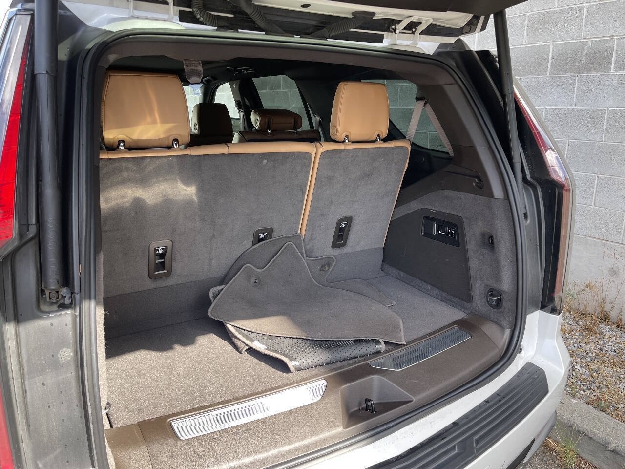 Used 2022 Cadillac Escalade Premium Luxury AWD/4WD image 9