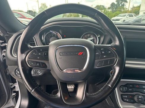 Used 2022 Dodge Challenger SXT image 8