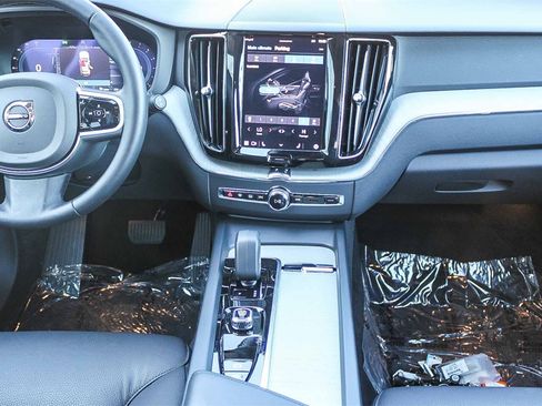 Used 2025 Volvo XC60 B5 Plus image 13
