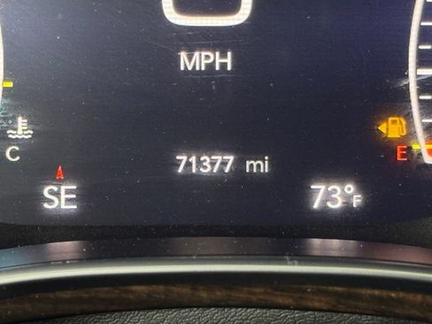 Used 2023 Chrysler Pacifica Limited FWD image 7