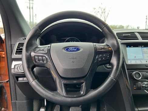Used 2017 Ford Explorer XLT w/ Equipment Group 201A AWD/4WD image 17