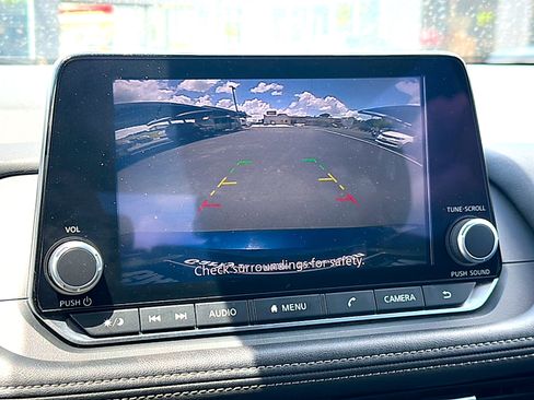 Used 2025 Nissan Rogue SV FWD image 32