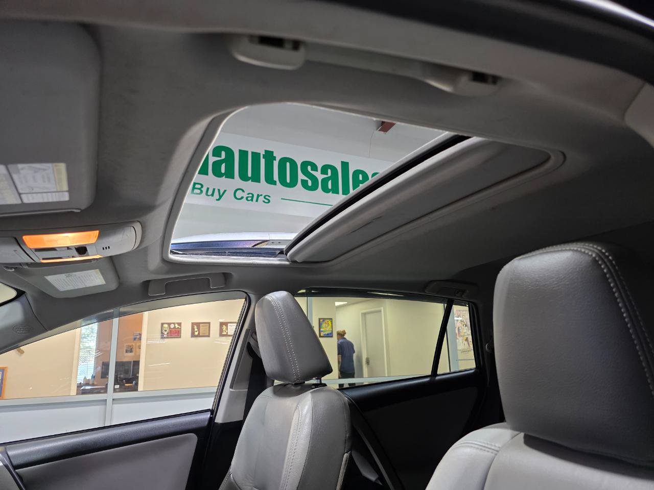 Used 2018 Toyota RAV4 XLE AWD/4WD image 38