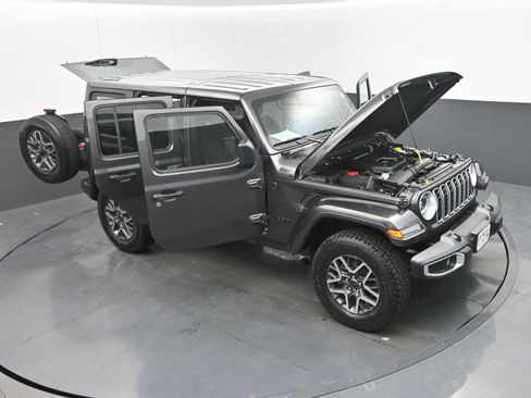Used 2025 Jeep Wrangler Unlimited Sahara AWD/4WD image 40