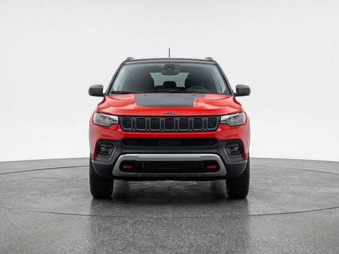 Used 2025 Jeep Compass Trailhawk AWD/4WD image 2