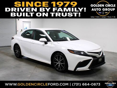 Used 2022 Toyota Camry SE FWD image 1