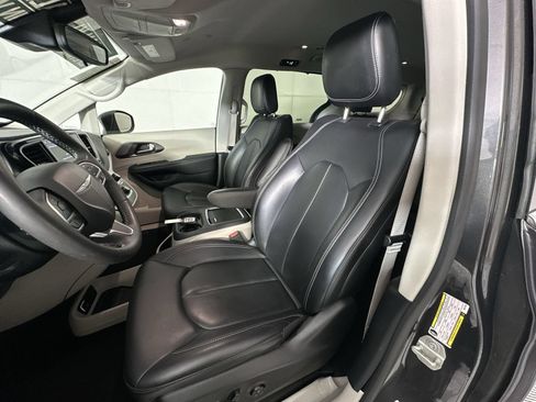 Used 2023 Chrysler Pacifica Touring-L FWD image 11