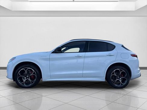Used 2022 Alfa Romeo Stelvio Veloce image 2