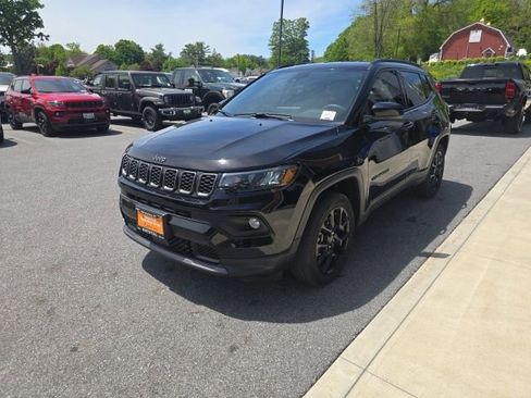 Used 2025 Jeep Compass Latitude w/ Altitude Special Edition AWD/4WD image 3