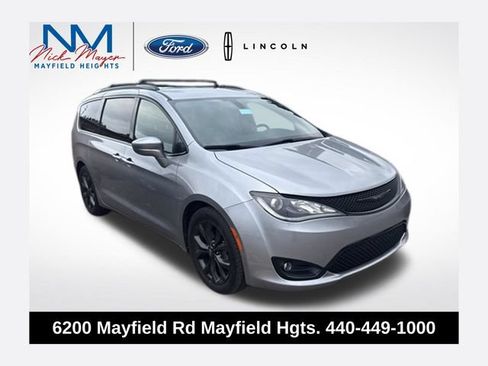 Used 2018 Chrysler Pacifica Touring-L w/ Premium Audio Group FWD image 1