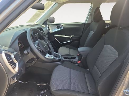 Used 2025 Kia Soul LX w/ LX Technology Package FWD image 9