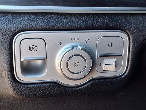 Used 2025 Mercedes-Benz GLE 450e 4MATIC image 18