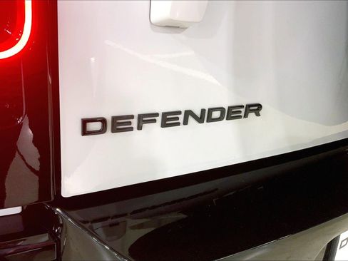Used 2025 Land Rover Defender 130 X-Dynamic SE image 9