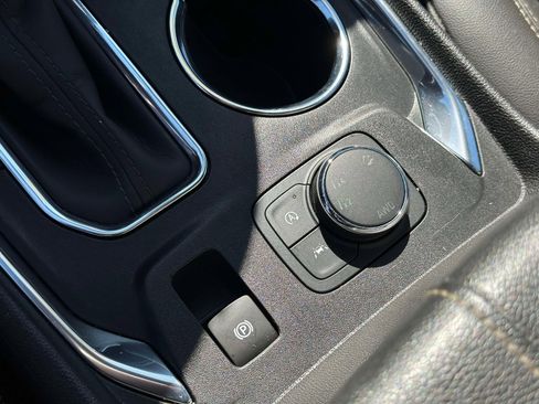 Used 2023 Chevrolet Traverse LT image 32