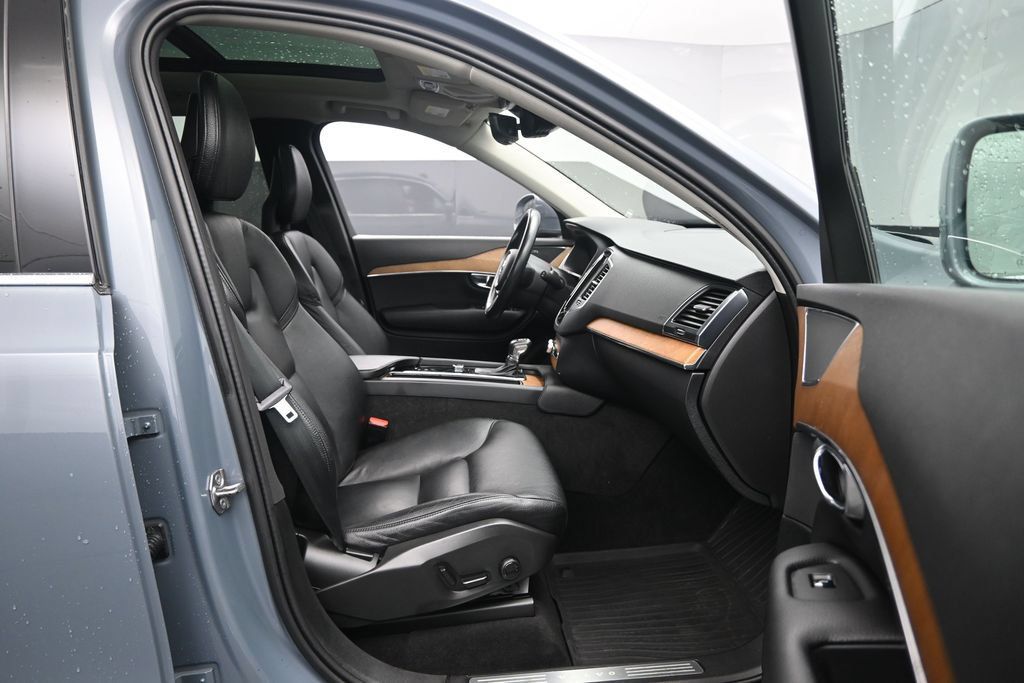 Used 2022 Volvo XC90 T6 Momentum w/ Climate Package AWD/4WD image 29