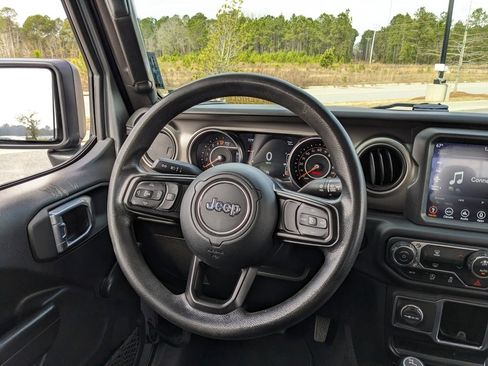 Used 2021 Jeep Gladiator Sport image 24