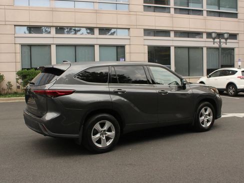 Used 2021 Toyota Highlander LE AWD/4WD image 7