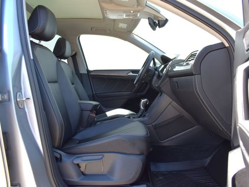 Used 2022 Volkswagen Tiguan SE AWD/4WD image 17