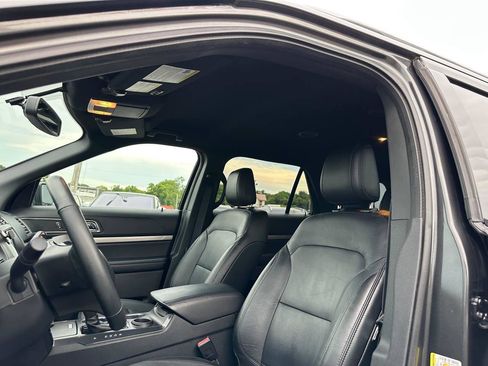 Used 2018 Ford Explorer XLT w/ Equipment Group 202A FWD image 17