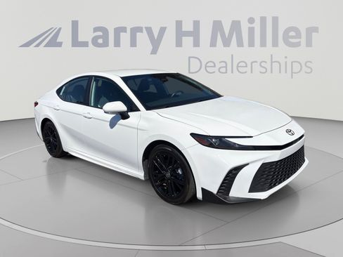 Used 2025 Toyota Camry SE FWD image 7