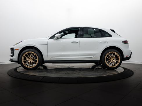 Certified 2025 Porsche Macan AWD/4WD image 2