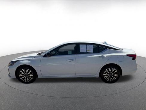 Used 2025 Nissan Altima 2.5 SV FWD image 9