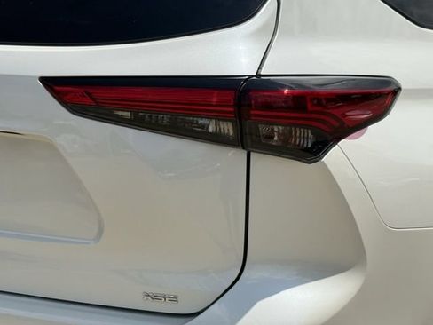 Used 2021 Toyota Highlander XSE FWD image 7